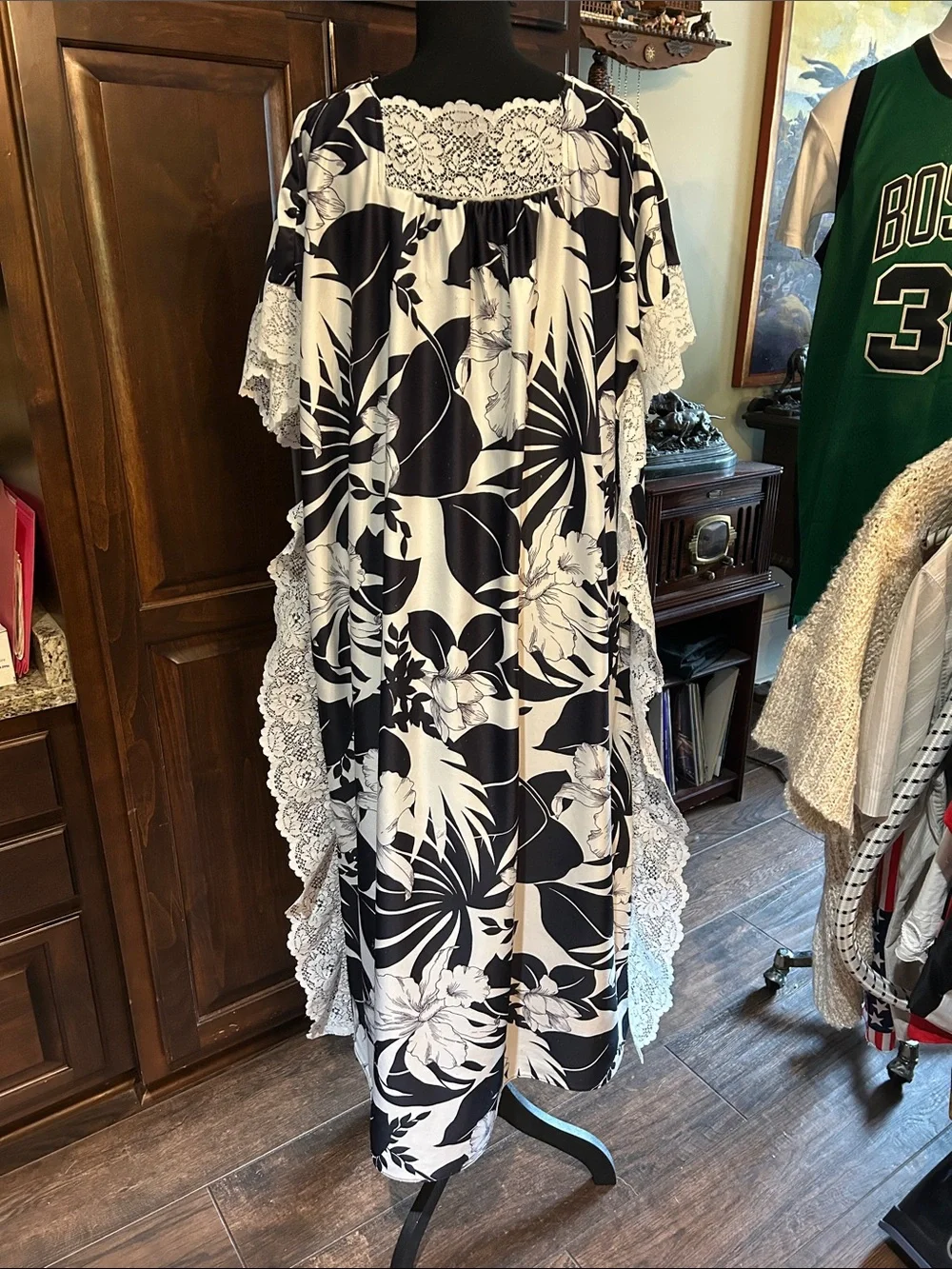 Kaftan MuMu in Black and White Floral Lace-Trim Nightgown Dress OSFM